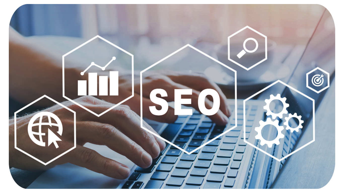 referencement-gratuit-seo personne qui fait du référencement naturel sur un site internet
