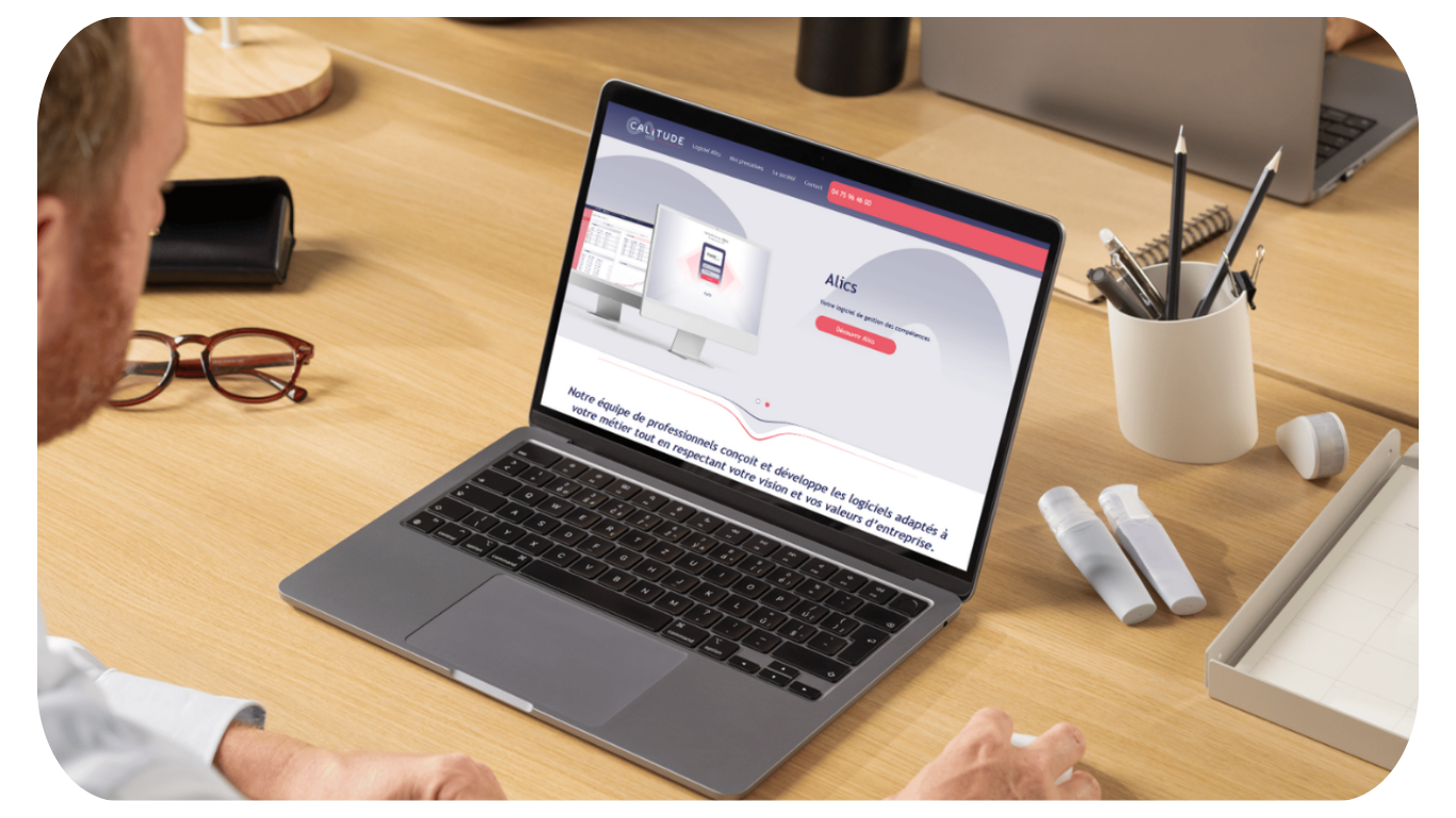 site-vitrine-sur-mesure visualisation site internet sur mesure dans ordinateur portable