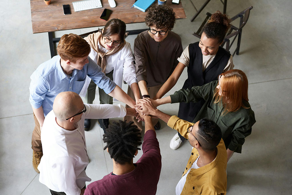 salariés qui mettent leurs compétences en commun